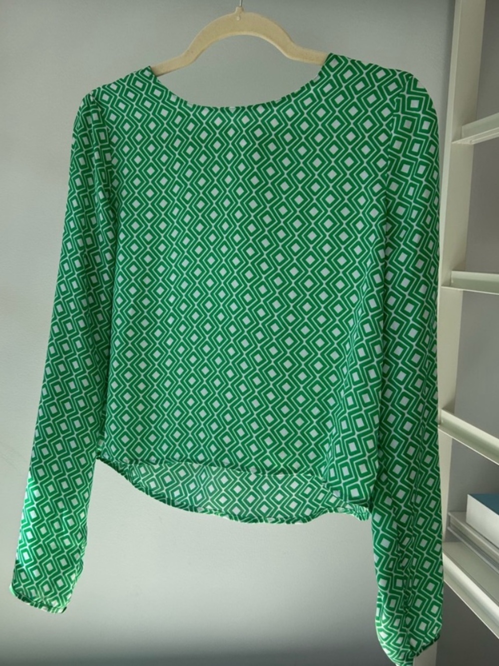 Jules & Leopold Green and White Geometric Long-Sleeve Blouse
